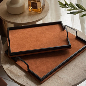Ensemble de plateaux de service rectangulaires modernes avec placage en cuir, cadres en métal noir élégants et poignées latérales intégrées pour une touche d'élégance - Product Image 2