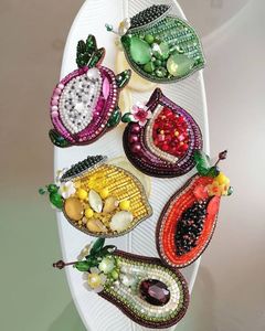 Broche Elegante Hecho a Mano con Cuentas Bordadas, Pin de Ropa con Diseño Floral - Product Image 5