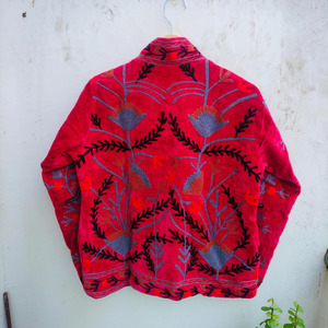 Veste matelassée en velours rose respirant, fabriquée à la main, avec broderie florale complexe, élégante tenue traditionnelle indienne pour l'hiver - Product Image 2