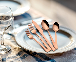 Couverts de luxe scintillants de style palais qui rehaussent l'ambiance de la salle à manger avec une sophistication radieuse de la table. - Product Image 5