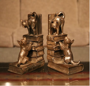 Sujetalibros de bronce antiguo con figuras de niños jugando en un puente de troncos, que capturan una atmósfera nostálgica. Disponible a precios de mayorista. - Product Image 3