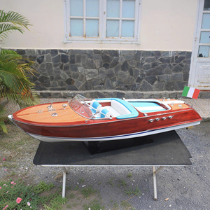 Modèle de bateau rapide italien en bois RIVA AQUARAMA X à l'échelle 1:5 - Artisanat peint durable de forme irrégulière pour la décoration - Product Image 1