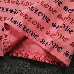 เสื้อโปโลแขนยาวผู้ชาย พิมพ์ลายตัวอักษรทั่วตัว สีชมพูคอรัล ดำ สไตล์ลำลอง แฟชั่นสตรีทแวร์ เสื้อผ้าผู้ชาย เนื้อผ้านุ่ม - Product Image 4