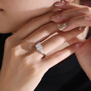 Bague de fiançailles en platine avec 5 pierres de diamant de laboratoire taille princesse de 2,5 carats, pierres latérales taille radiant et taille bullet - Product Image 3