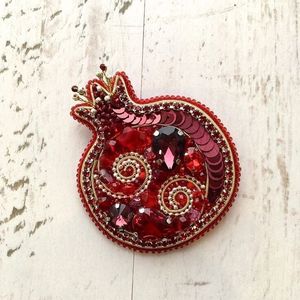 Broche Bordado a Mano con Cuentas y Patrones Artísticos Únicos para Mercados de Moda Internacionales, Venta al Por Mayor - Product Image 3