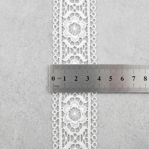 Ribete de encaje de guipur bordado floral vintage de 4 cm para decoración de poliéster, ideal para saris, vestidos, bolsos, regalos y textiles del hogar. - Product Image 1