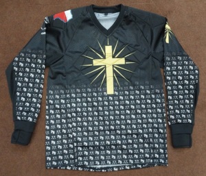 เสื้อเจอร์ซีย์เพนท์บอลตาข่ายสีดำพร้อมลายกากบาทสีทองและแขนยาวสำหรับเล่นเกมยิงปืนกลางแจ้ง - Product Image 3