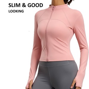 سترة يوجا نسائية مخصصة بشعار العلامة التجارية، قابلة للتنفس وضيقة، توفر حماية من الأشعة فوق البنفسجية، بأكمام طويلة وخفيفة الوزن للحماية من الشمس - Product Image 1