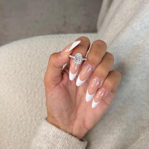 Anillo de Compromiso con Diamante Cultivado en Laboratorio de Corte Ovalado de 4.50 Quilates, Halo Oculto Tipo Catedral y Pavé, Certificado IGI, Oro Blanco de 14K - Product Image 4