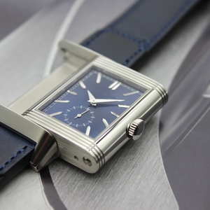 Un reloj mecánico de lujo rectangular para hombre con esfera reversible de doble cara y diseño de zona horaria, combinado con una correa de cuero. - Product Image 1