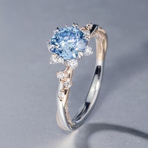 แหวนเพชรทรงกลมสีน้ำเงินคลาสสิกหรูหรา 18K ทองคำขาวและโรสโกลด์ เพชรแล็บไดมอนด์รับรองโดย IGI สำหรับใส่ในโอกาสพิเศษและใช้ในชีวิตประจำวัน - Product Image 1