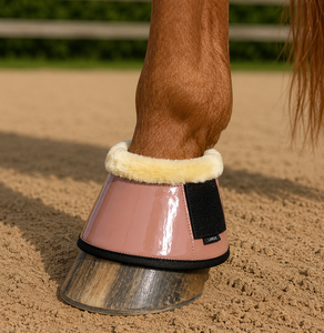 Botas de protección para cascos de caballo de cuero charol brillante con logotipo personalizado, venta al por mayor, con ribete de visón sintético antideslizante, botas de protección contra sobrecargas. - Product Image 6