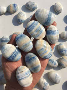 Vente en gros de pierre de palme bleue naturelle Scheelite Turquie pierre précieuse métaphysique sculptée pour la décoration intérieure mascotte de style souvenir de méditation - Product Image 4