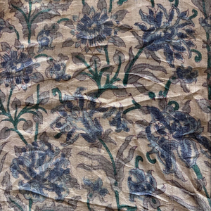 Tissu en coton imprimé à la main indien pour femmes CHHAAPE avec motif floral bleu vintage, beige naturel |   Textile artisanal indien - Product Image 2