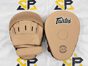 Guantes de boxeo Fairtex Focus Mitts curvos y contorneados de primera calidad, los más vendidos, para entrenamiento de Muay Thai, MMA y Kickboxing, unisex. - Product Image 1