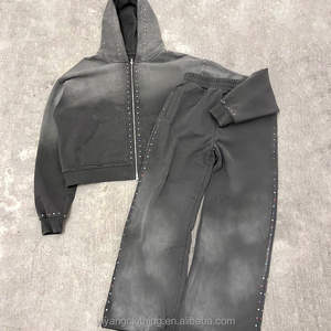 Conjunto de chándal personalizado de alta calidad: Sudadera con capucha con cremallera y pedrería, y pantalones de chándal acampanados con lavado ácido. - Product Image 3