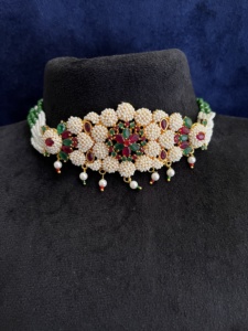 Parure de bijoux indiens faits à la main en laiton rose et vert, avec perles plaquées or et strass, motif floral, pour femme, idéale pour les fêtes - Product Image 3