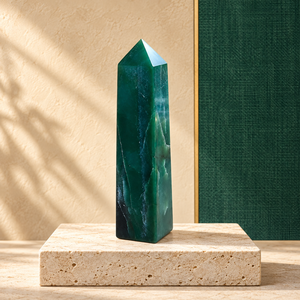 Pierre précieuse brute sculptée en forme de prisme hexagonal de cristal vert naturel pour décorations et artisanat de Noël - Product Image 4
