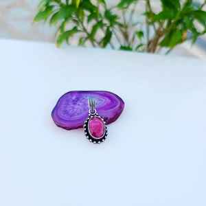 Colgante de Rubí Zoisita Hecho a Mano con Engaste de Plata de Ley, Amuleto Ovalado con Gema, Joyería Elegante para Mujer y Niña, Regalo Ideal - Product Image 3