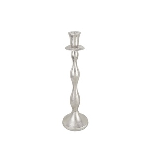 Support à bougie en métal finition argentée de style moderne, avec un design de tige ondulée texturée, durable et parfait pour une décoration élégante. - Product Image 1