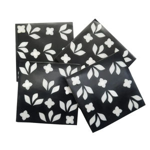 Dessous de verre d'art floral en résine fait à la main, verres élégants et modernes, accessoires uniques en résine pour salle à manger et bureau - Product Image 1