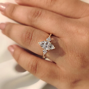 Anillo de Moissanita con Corte Marquesa y Diseño Floral, Plata de Ley 925 con Baño de Rodio, para Compromiso, Boda, Aniversario, Lujoso para Mujer - Product Image 3