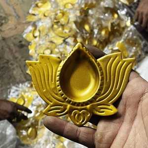 Elegante Lámpara de Aceite de Metal Dorado con Forma de Loto Hecha a Mano para Decoración de Diwali, Lámpara de Aceite Festiva para Puja, Regalo Tradicional Indio - Product Image 1