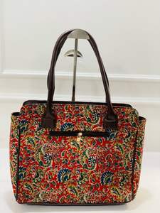 Exclusiva bolsa para portátil de mujer, estilo étnico moderno, con estampado Jaipuri, color rojo. - Product Image 4