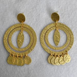 Boucles d'oreilles créoles en laiton avec pierres, finition dorée mate, style meenakari, pour filles et femmes, idéales pour les occasions spéciales. - Product Image 2