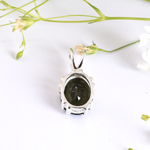 Colgante de Moldavita Natural en Bruto, Plata de Ley 925, Color Púrpura, Hermoso Diseño Hecho a Mano, Piedra Genuina, Regalo - Product Image 5