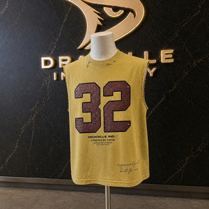 เสื้อกล้ามทรงบ็อกซี่สไตล์วาร์ซิตี้สตรีทแวร์ ผ้าคอตตอนเจอร์ซีย์สีเหลืองเลมอนแบบมีลวดลาย พร้อมกราฟิกหมายเลข 32 แบบดิสเทรส และดีไซน์รูแขนเสื้อแบบดิบ - Product Image 1