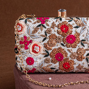 Bolso de Mano de Seda Zardozi con Adornos Florales, Diseño Clásico de Media Luna, Hecho a Mano con Perlas Suaves, Bolso de Fiesta Indio - Product Image 2