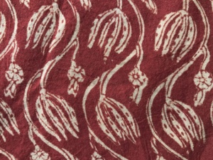 ผ้าฝ้ายพิมพ์ลายมือสีแดงขาว – ลายดอกไม้บูตะไวน์ ผ้าฝ้ายอินเดียสำหรับชุดเดรสและเครื่องแต่งกาย - Product Image 2