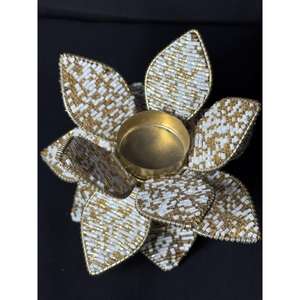 Porte-bougie en métal fait main avec perles en or blanc - Décoration d'intérieur de luxe écologique pour Noël, la Saint-Valentin, Pâques, design floral - Product Image 1