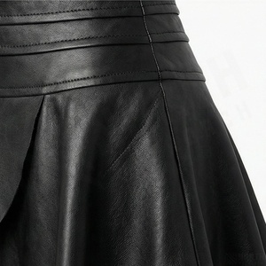 Mini-jupe plissée trapèze taille haute en similicuir brillant noir uni pour femme - Product Image 5