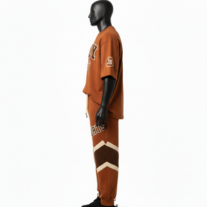Ensemble jogging homme en molleton de coton épais GSM, couleur rouille, avec t-shirt et pantalon, panneau appliqué style universitaire et impression de logo personnalisé - Product Image 3