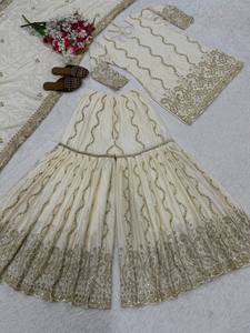 Ensemble élégant de kurta et sharara brodés avec dupatta |   Vêtements ethniques pour femmes avec des paillettes et des broderies Zari |   Fête de mariage festive - Product Image 6