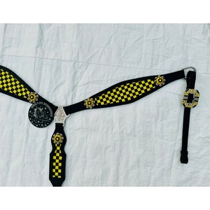 Conjunto de cabezada de una oreja y pechera de cuero negro estilo western para caballo con incrustaciones a cuadros amarillos y conchos de diamantes de imitación, equipo ecuestre - Product Image 5