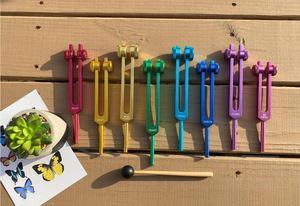 Juego de diapasones de chakra Sunshine, diapasones de chakra curativos con martillo pesado, de colores + estuche. - Product Image 4