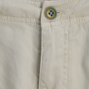 กางเกงขาสั้นคาร์โก้ลำลองผู้ชาย ผ้าฝ้ายทวิล 100% สีพื้น สไตล์สตรีท ป้องกันรอยยับ เป็นมิตรกับสิ่งแวดล้อม มีบริการรับผลิตแบรนด์ส่วนตัว - Product Image 4