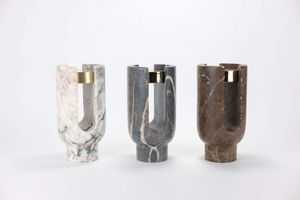 Bougie de luxe bicolore rose et blanc, dans un vase en marbre avec élégante bande métallique dorée, pour la décoration intérieure - Product Image 4