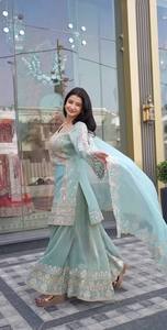Robe de mariée élégante en soie bleu clair brodée, style indien et pakistanais, avec voile et parure de bijoux pour femme, longueur ras du sol, toutes saisons - Product Image 5