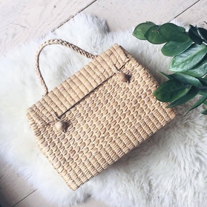 Sac fourre-tout cylindrique en paille de jacinthe d'eau durable |   Sac à main d'été artisanal tissé avec poignée robuste et motif imprimé pour usage en boutique - Product Image 6