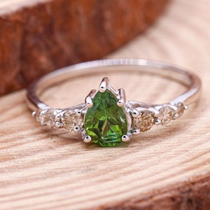 Anillo de Plata de Ley 925 con Zafiro Verde Natural Corte Pera y Diamantes, Joyería Memoria, Venta al Por Mayor - Product Image 1