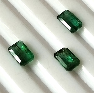 Lot de 3 pierres précieuses naturelles vert émeraude de Zambie, 1,75 carat, taille émeraude calibrée 6x4 mm, facettées, translucides, pierres brutes - Product Image 3
