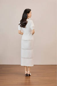 เดรสสีขาวคอวี ดีไซน์หรูหรา แต่งลูกไม้ พร้อมผ่าหน้า รุ่น KD73 คอเหลี่ยม (คอปกกว้าง) ความยาวปานกลาง ผลิตในเวียดนาม สีขาวมิสท์ - Product Image 3