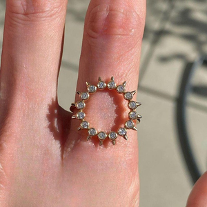 Anillo de Oro Sólido con Diamante Blanco Etéreo de Corte Redondo en Bisel, Joyería Fina para Ocasiones Especiales, Elegante y Lujoso para Mujer - Product Image 3