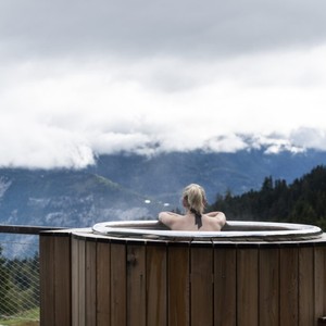 Bain à remous haut de gamme en acier inoxydable 304 de 220 cm de diamètre avec couvercle en cèdre rouge, 1 escalier et 2 éclairages LED pour villas ou hôtels en plein air - Product Image 5