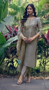 Salwar Kameez de Seda ROMANA Tradicional Premium con Bordado en las Mangas Delanteras Incluido para Fiestas, Bodas y Graduaciones - Product Image 4