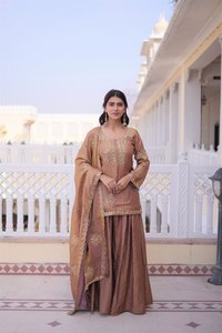 Conjunto de traje Salwar de tres piezas para mujer con Kurti de seda Crush Silk Zari, pantalones Palazzo acampanados, Dupatta con lentejuelas y bordados, y cuello redondo cosido. - Product Image 3